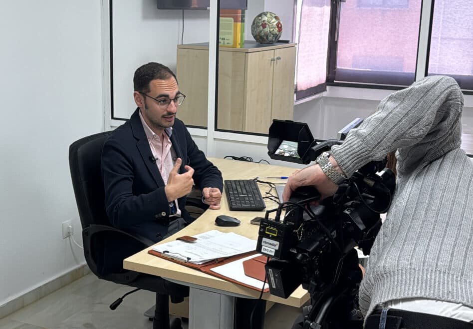 Miguel atendiendo a Telencinco y Cuatro televisión para resolver dudas sobre extranjeria
